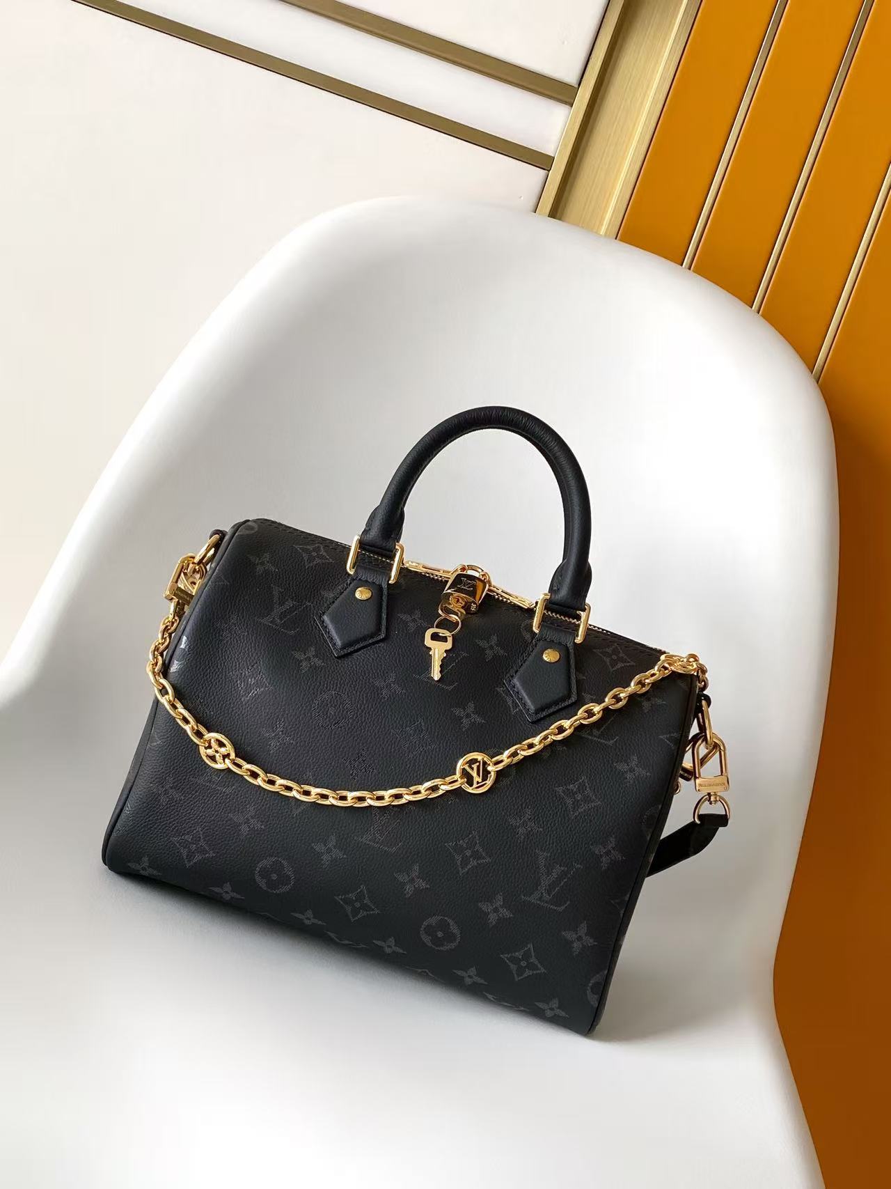 Louis Vuitton LV Classic Handbag Premium Canvas Model M27300 Zip Closure Fashion Statement High-End Fashion
